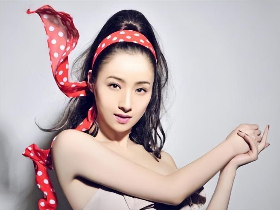 [微风]张艺谋把她开除了，为了报复张艺谋，她举报了张艺谋超生，后来，张艺谋被罚款
