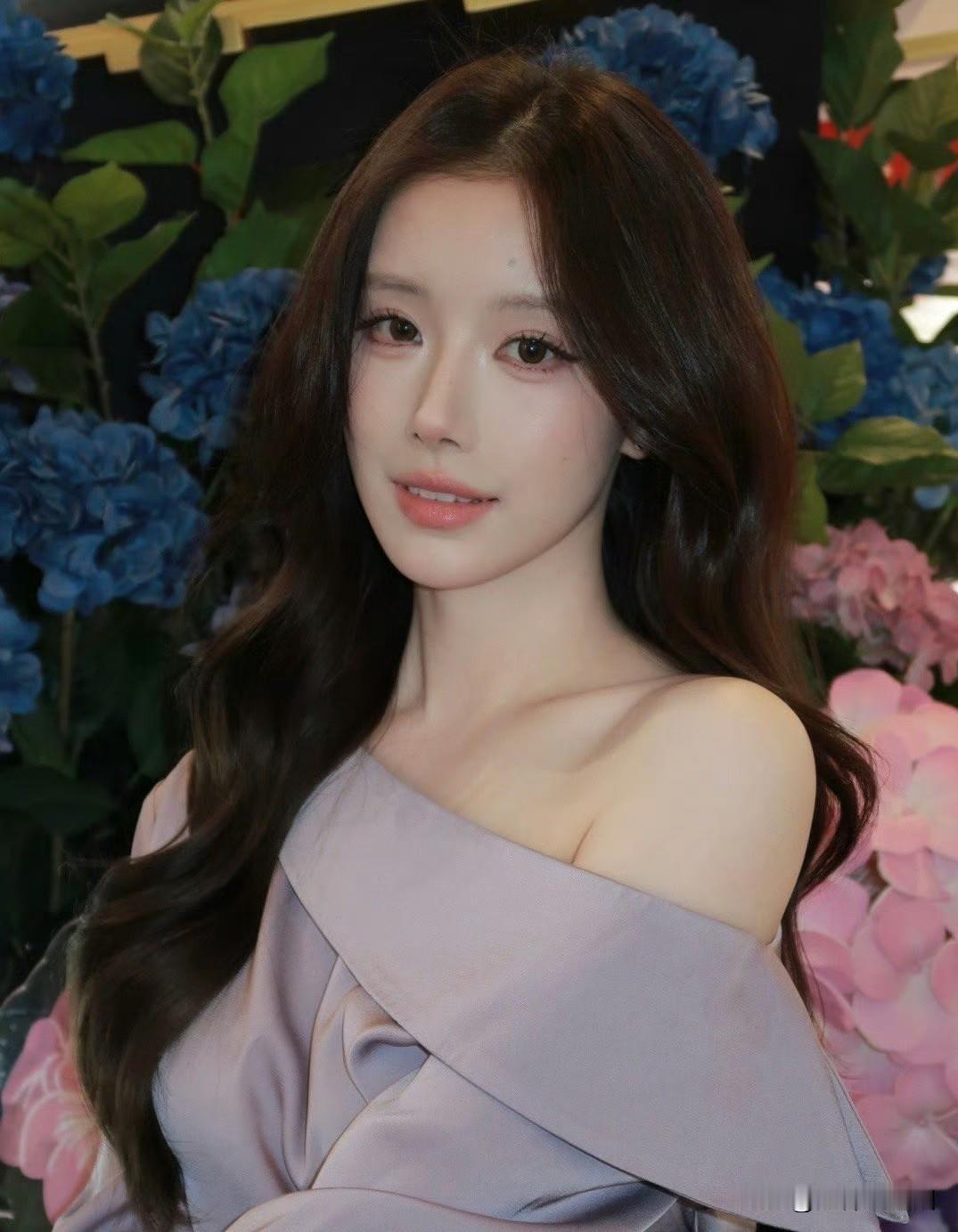 温柔女神三连拍，花海中的优雅气质