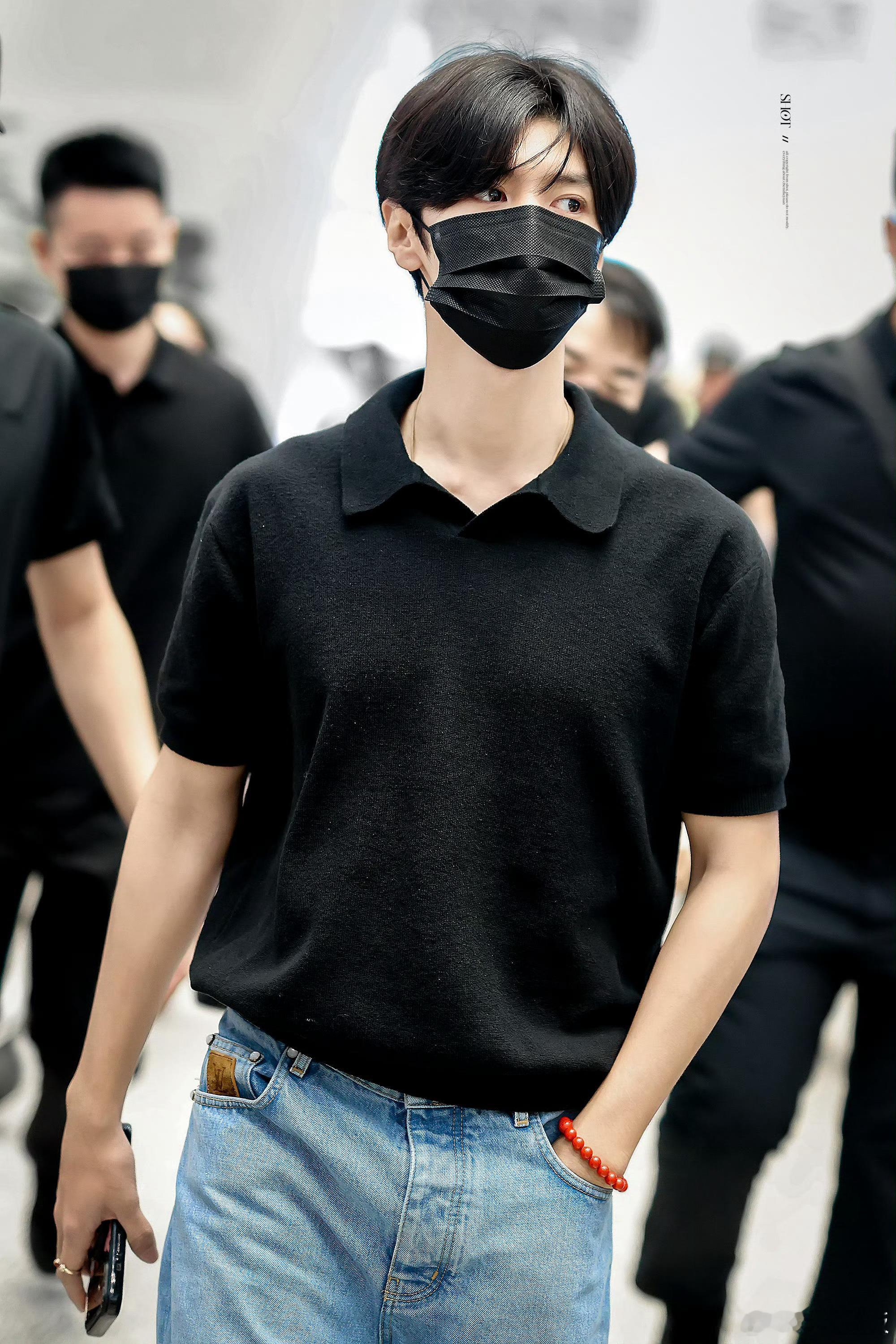 陈哲远出发泰国 深圳机场出发泰国，简约黑Polo衫搭配清爽造型，清冷帅气的欧巴感