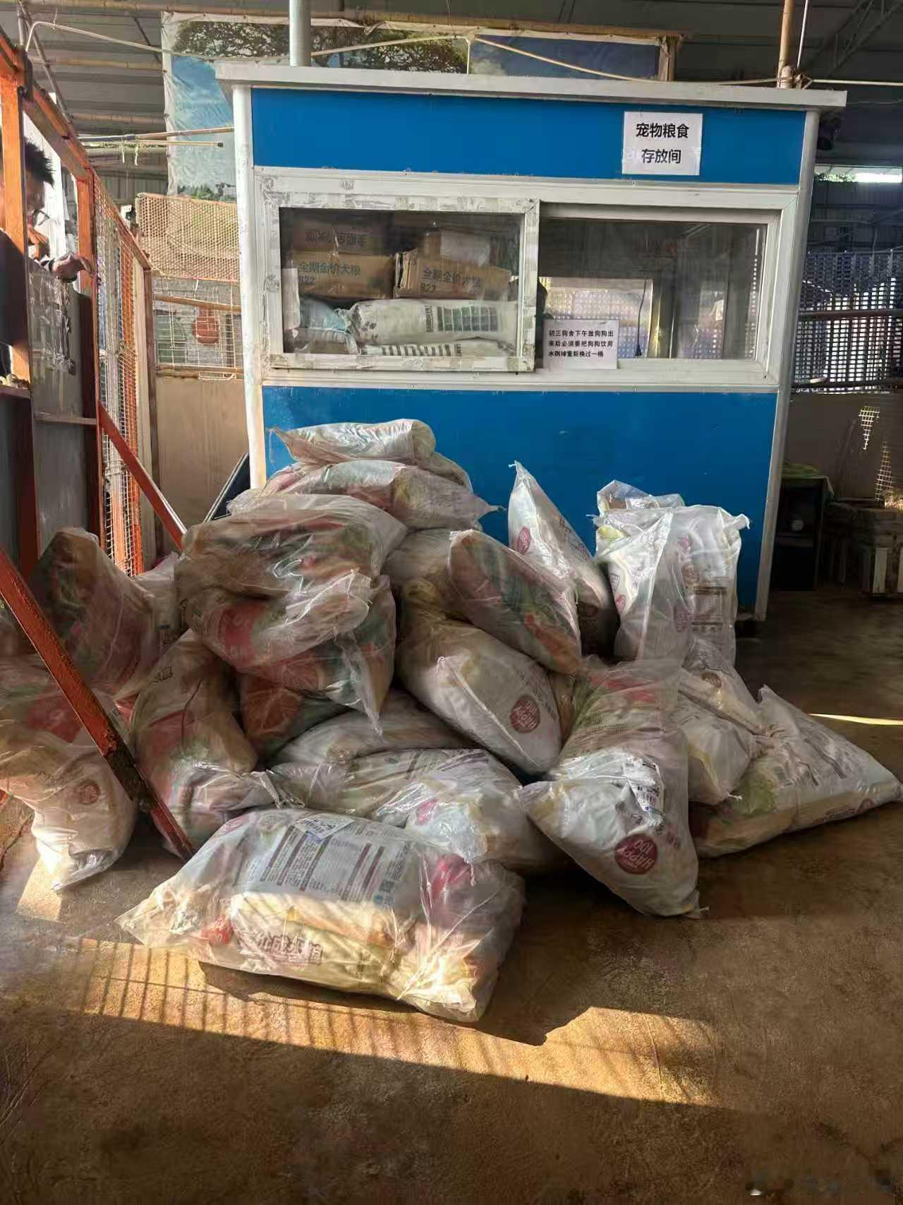 像小鹏MONA车主这样，因为一辆车聚在一起，然后自发组织起来，把上千斤宠粮精准送