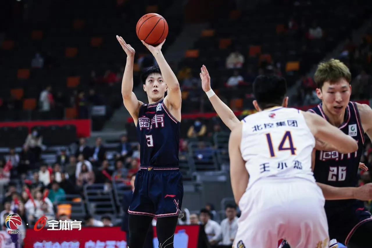 广东险胜北控，三后卫对决宏远略占上风！
廖三宁替补登场贡献21分+8助攻，对轰广