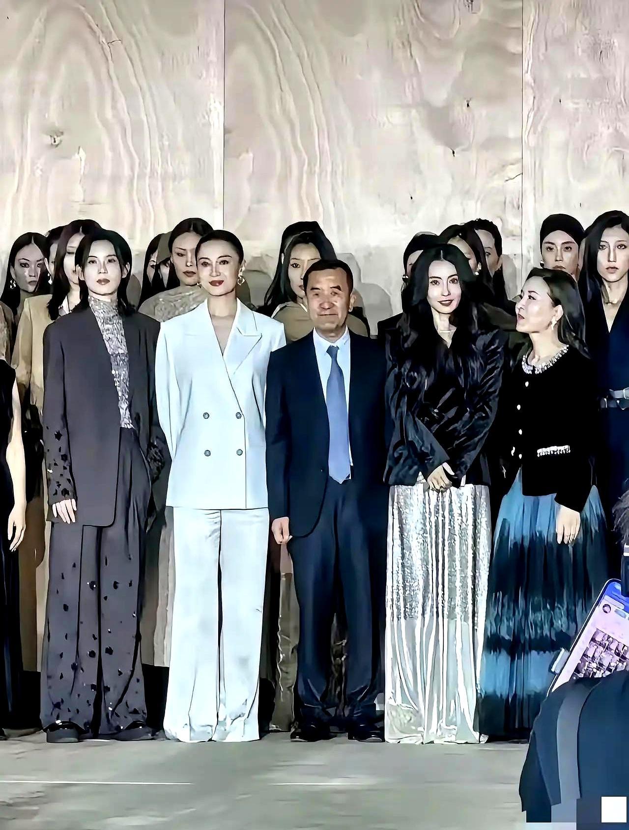 说实话，最近好多明星合照里，总有个穿着灰夹克的老头稳稳站在C位，周围全是当红大咖