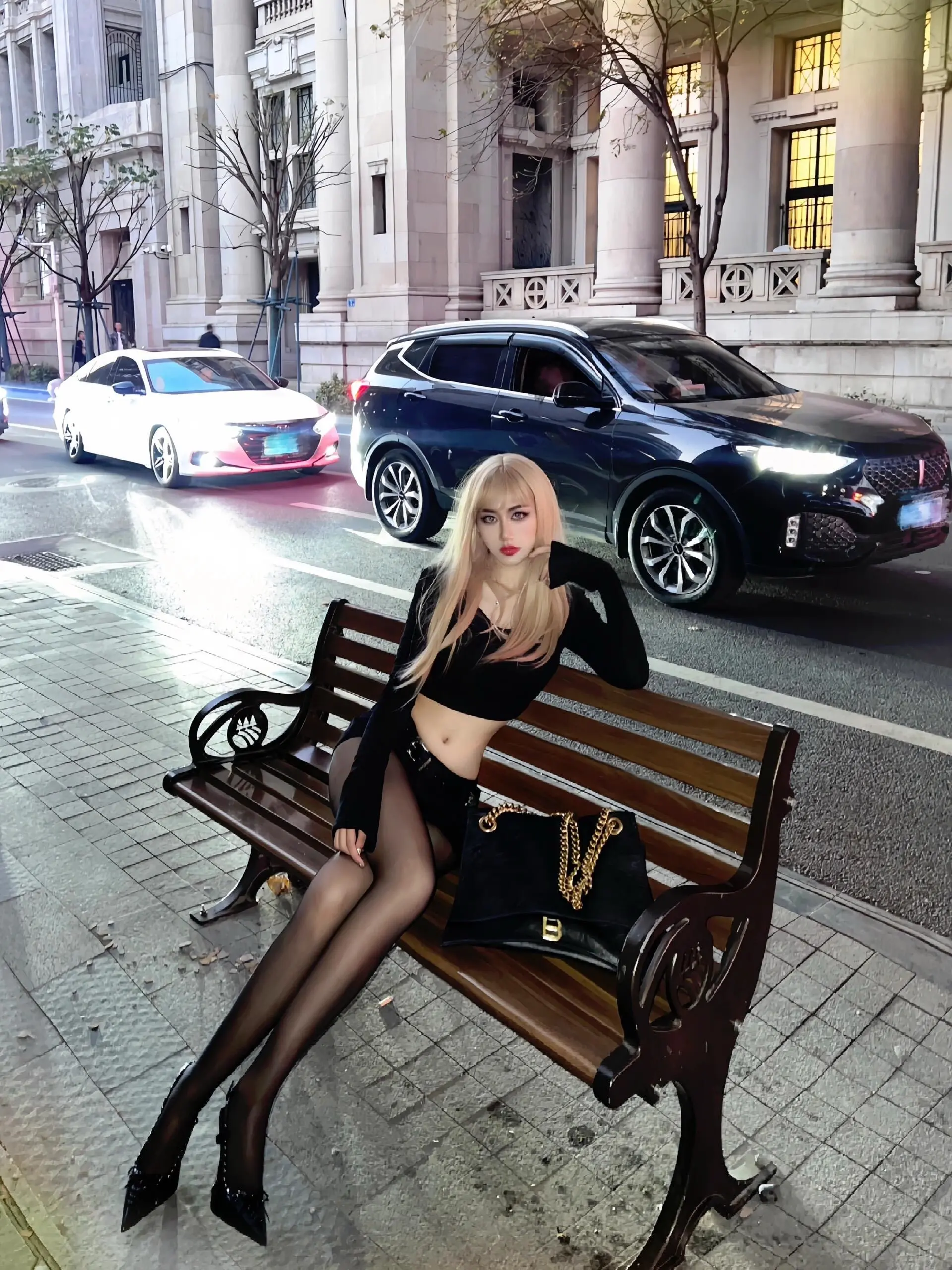 🔥**谁懂啊！这腿长直接把屏幕焊住了！黑丝配高跟，金发配冷脸， 街头...