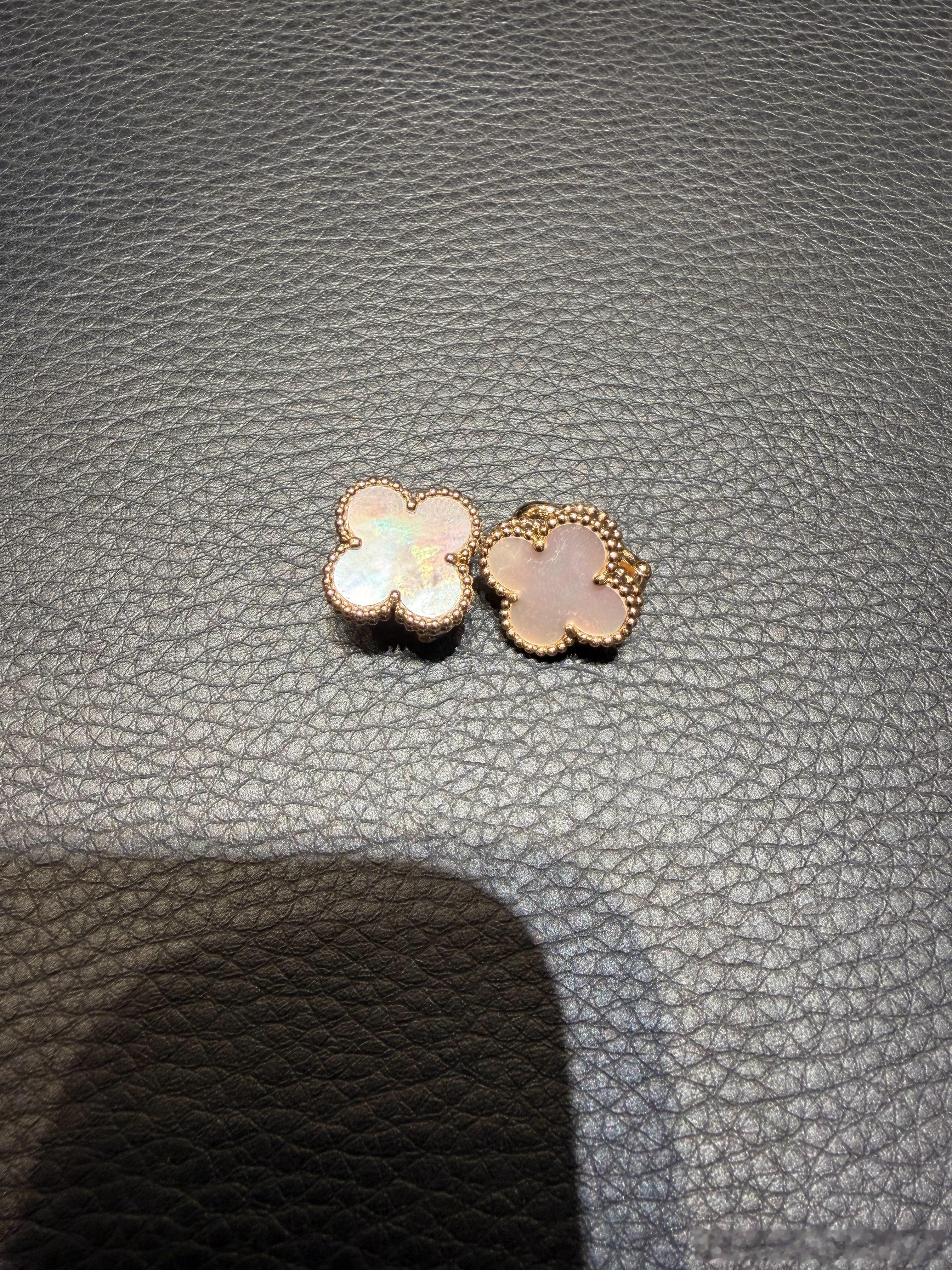 愿望清单又✅了一项。试了白色和红色 还是白色适合我，终于有一对喜欢的耳环了！对奢