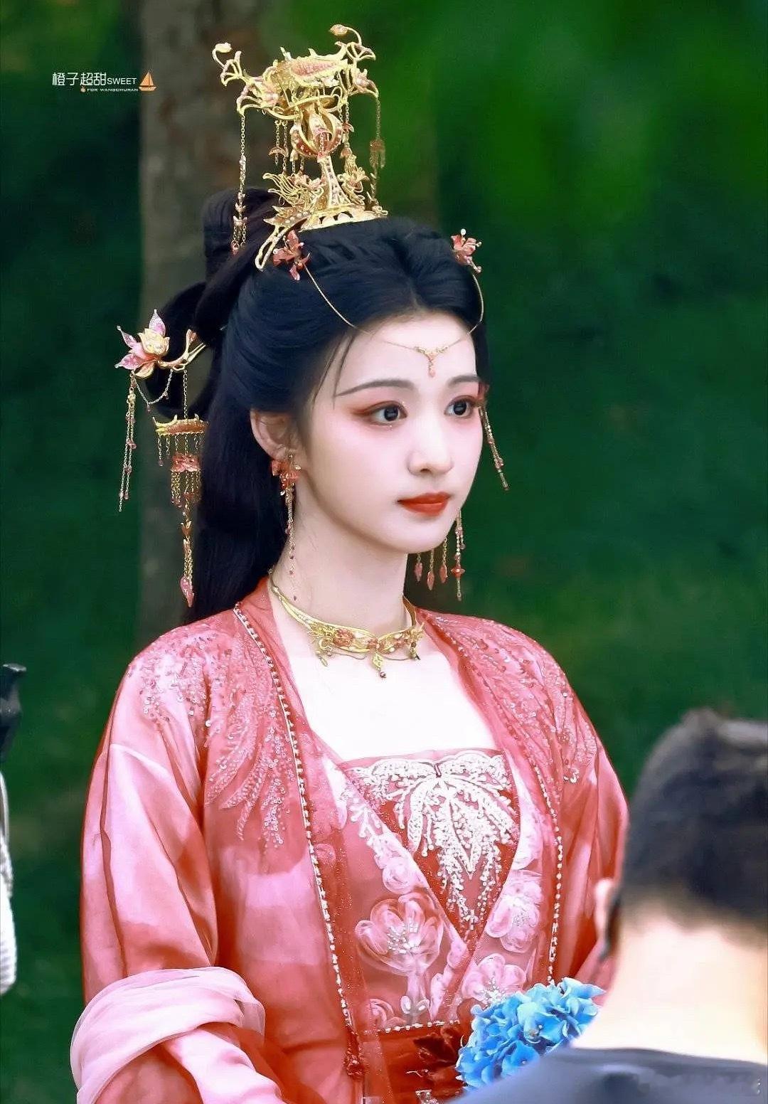王楚然这个造型好看，就是站姐修太过了[笑cry] ​​​