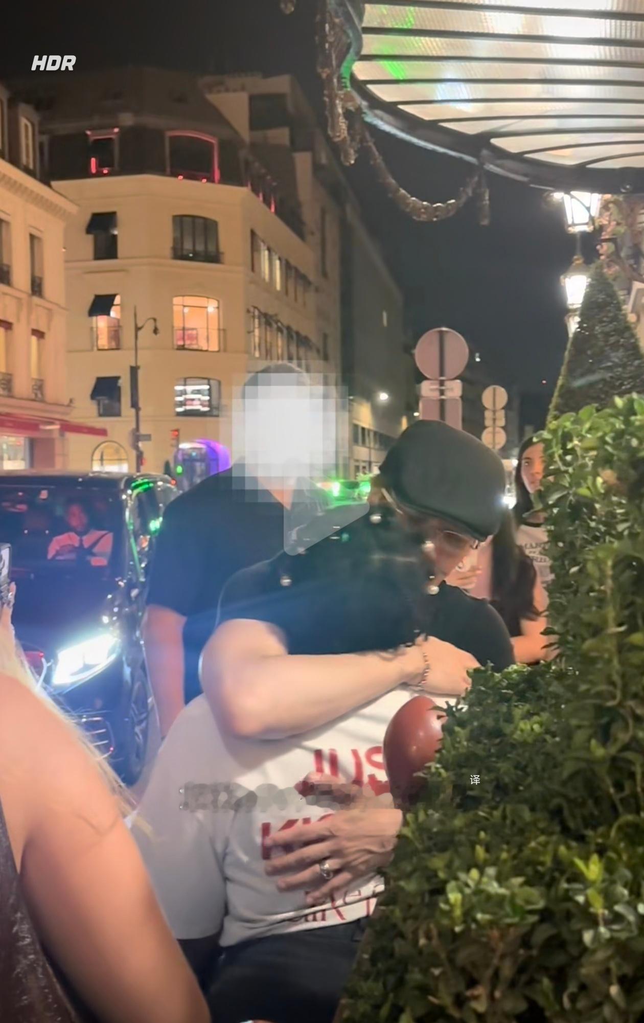 王嘉尔亲吻粉丝娱乐圈从来不缺流量，但少有这般懂得珍惜粉丝的艺人。现场俯身轻吻粉丝