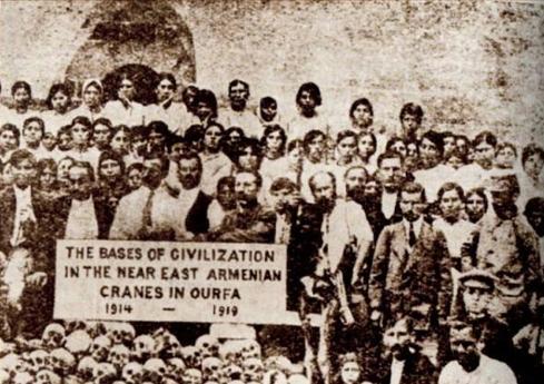 这张照片你可能在网上见过，一群亚美尼亚幸存者神情肃穆地站在成堆的同胞骷髅前，脚下