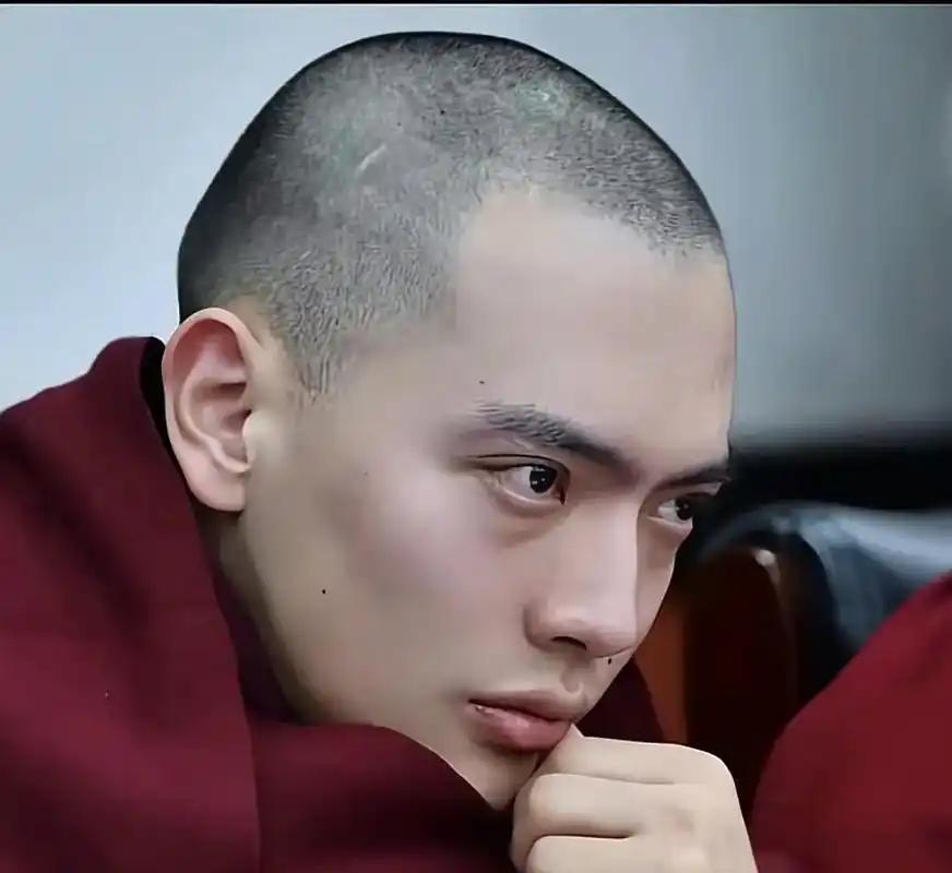 西藏活佛达隆爆火，不是因为活佛身份和佛学知识，而是因为颜值而走红。达隆活佛今年 