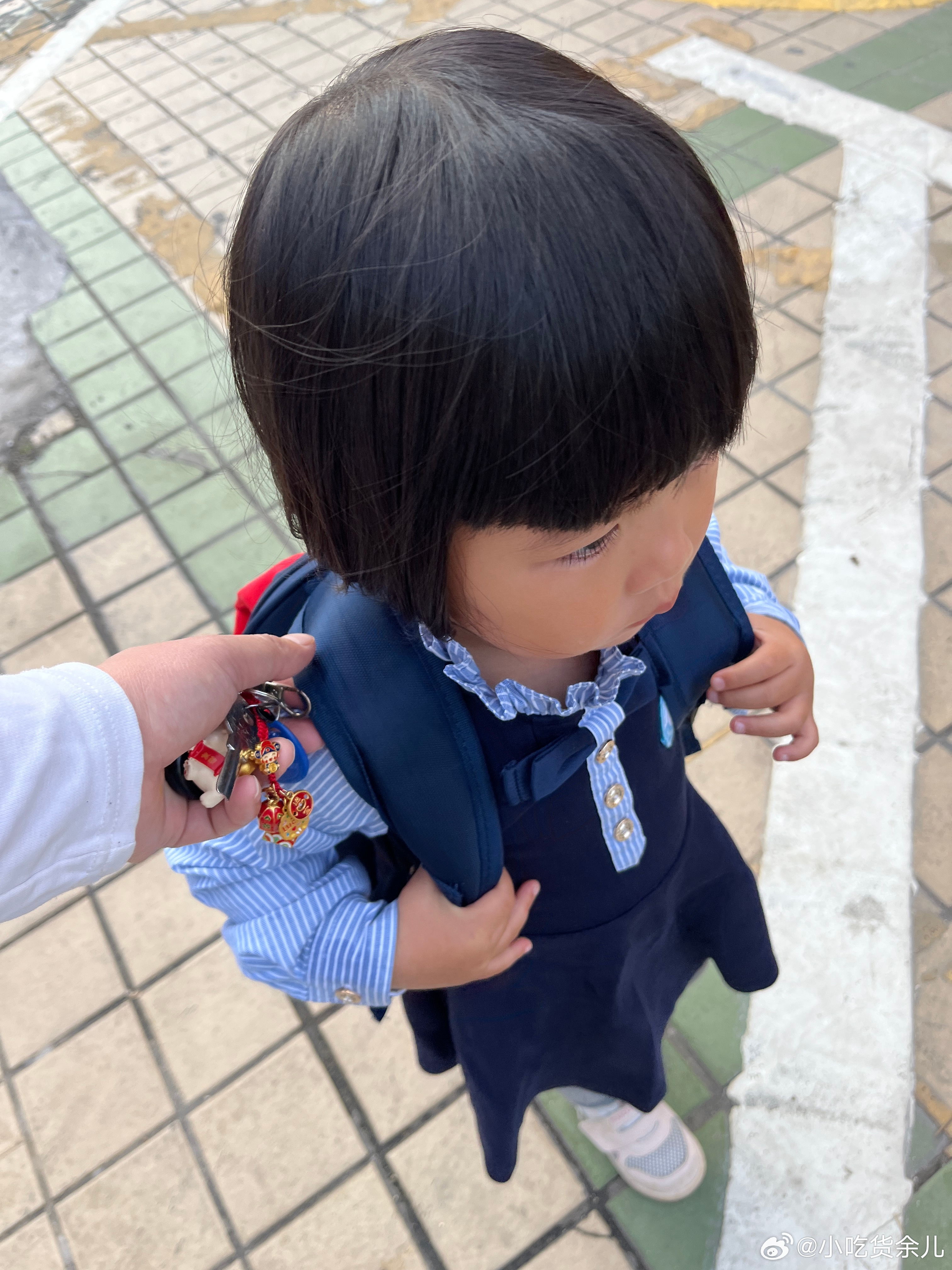 送了，不是很顺利，妈妈，今天再上一天就可以放假吗？我说还要再上一天，为什么？因为