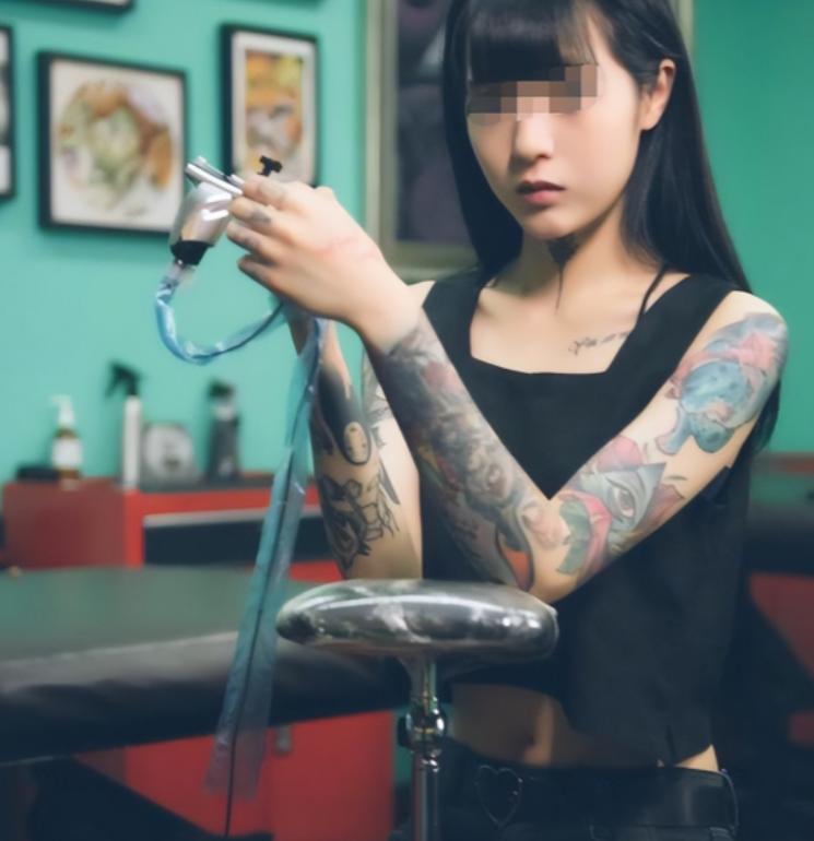 “纹身的一律开除！”

2021年湖南长沙，15岁女孩刚办好入学手续准备读书，就