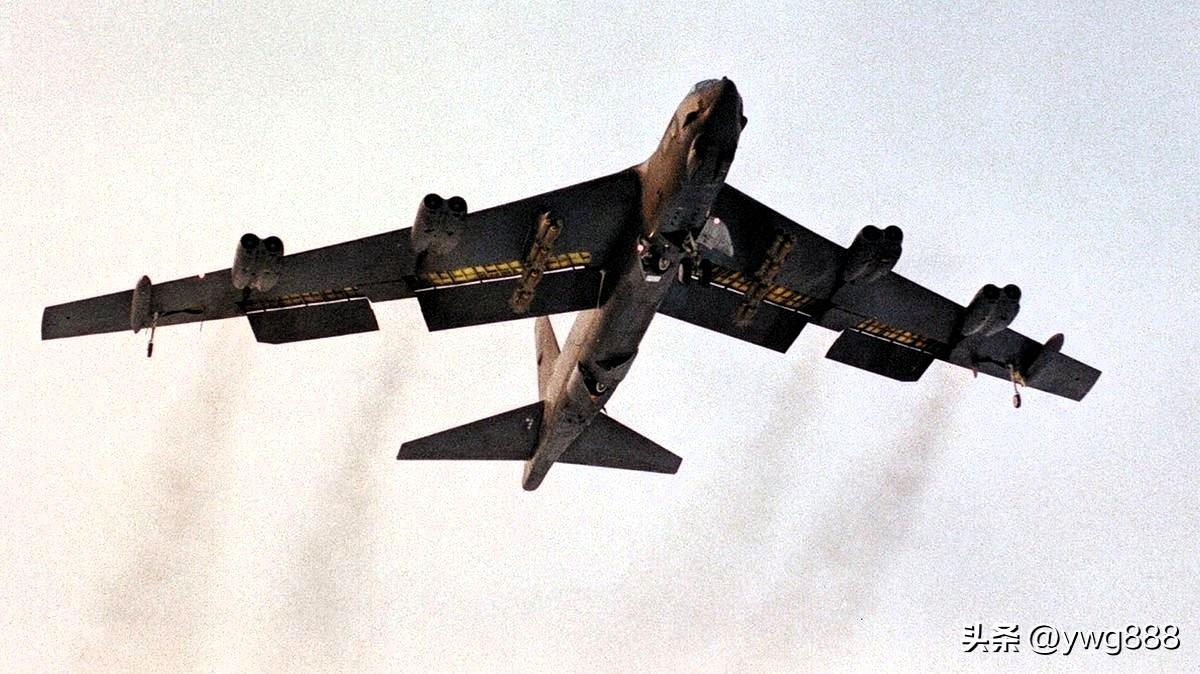 今天，一架美国空军的大型轰炸机在飞越英格兰南部海岸时宣布发生飞行紧急情况。

这