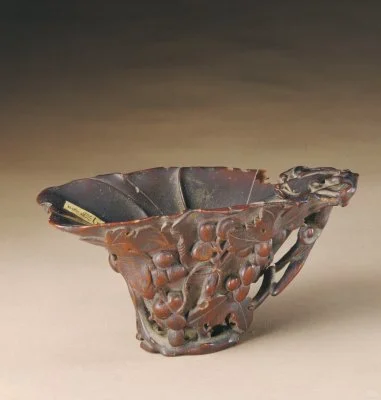 犀角雕螭柄葡萄纹杯