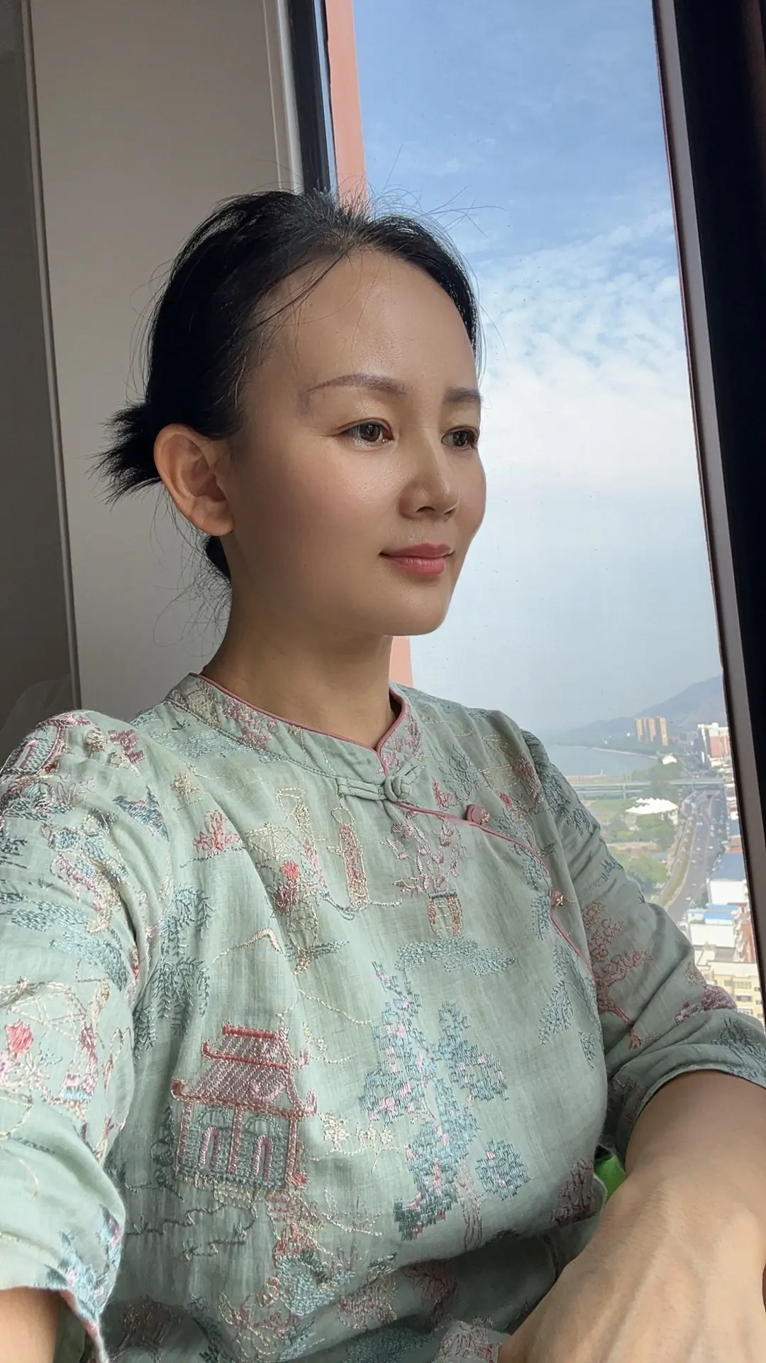 我该如何写我呢，写手持烟火，却两手空空，写半生奔波，却落得满身泥泞，写...