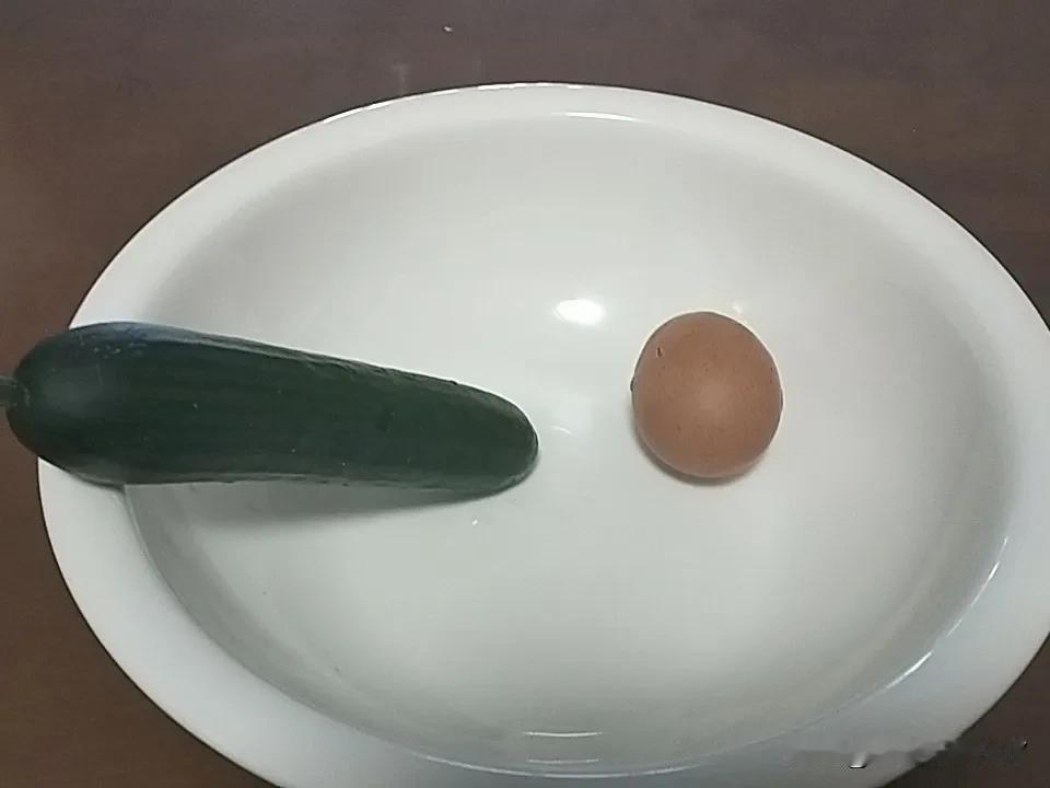 春日生活打卡季减肥早餐：小黄瓜+白煮蛋