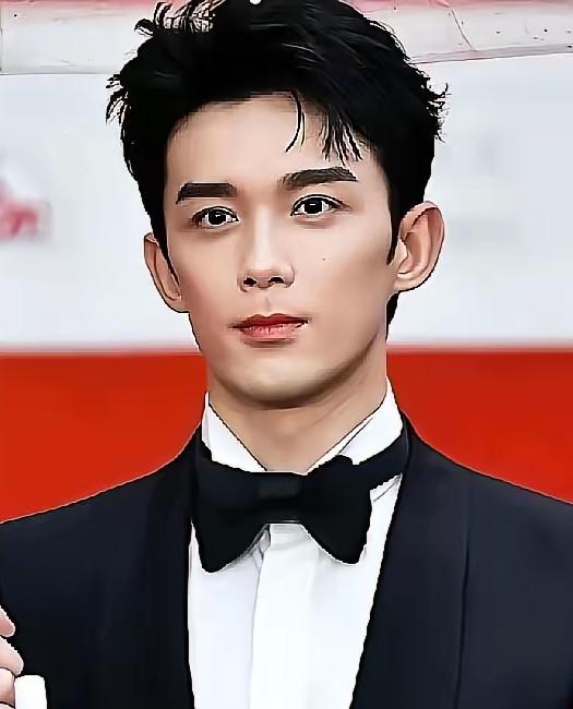 两张照片的相似度是99.99%，考考你的眼力这是同一个人吗？如果两人同时出现你根