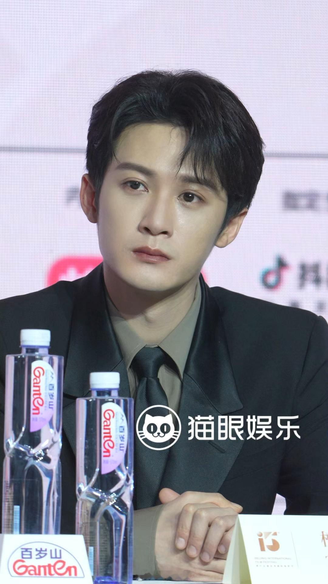 檀健次找镜头檀健次采访找镜头 不要放过这个懵懵的找镜头的檀健次啊！哈哈哈哈哈哈 