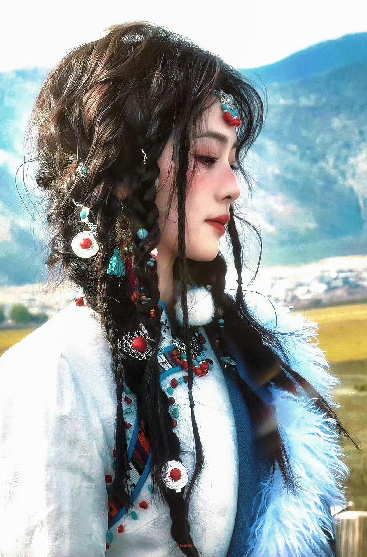 #白鹿奔跑吧特别季录制结束哭了#我们鹿鹿就是个很感性的人啦，昨天录制时的民族风妆