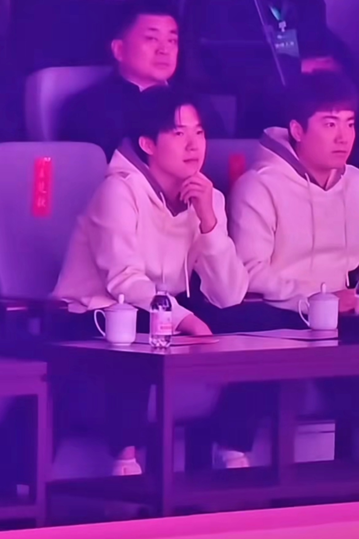 紫灯打老爸身上怪有韵味的 