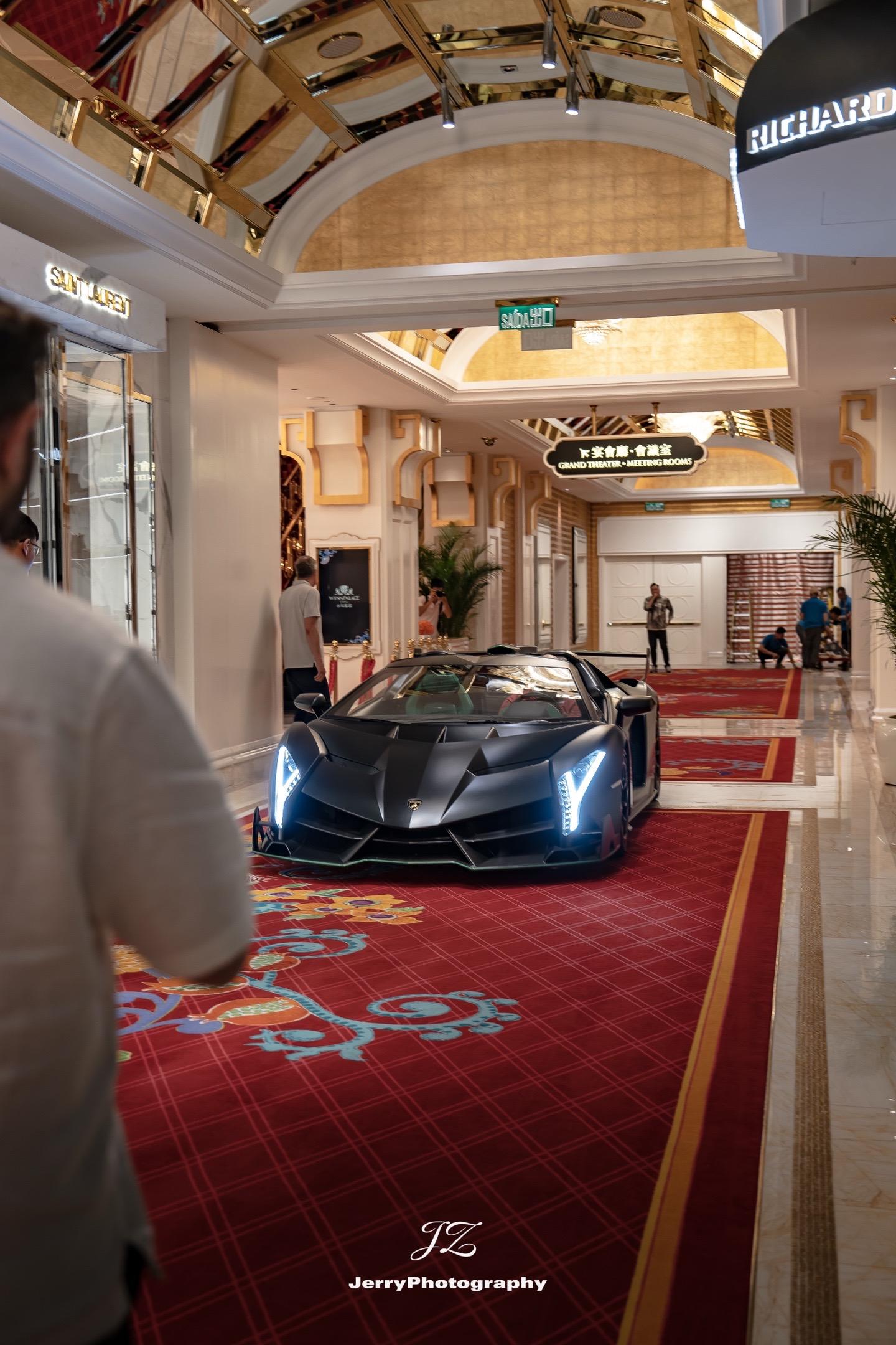 Veneno Roadster.去年交易到香港的一台敞篷毒药参加了永利...