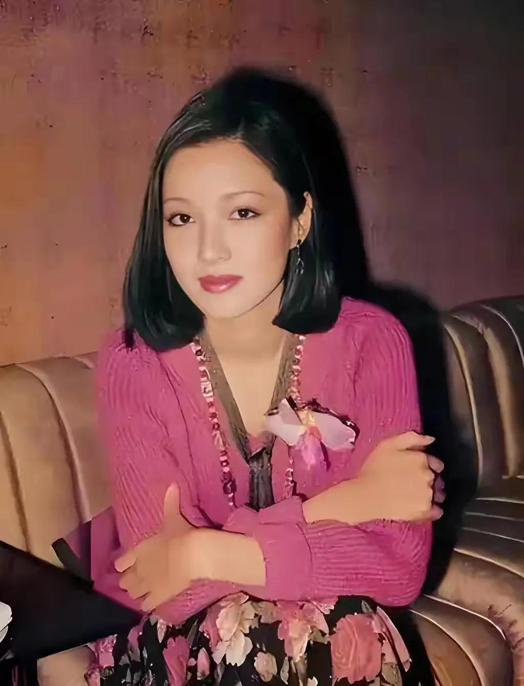 胡因梦的魅力不在于她美得国色天香，更在于她自带神秘气质，这让她美得无以伦比，独一
