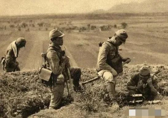 1938年，万家岭战后，漫山遍野都是腐烂的尸体，无人愿意打扫战场，一个乞丐主动前