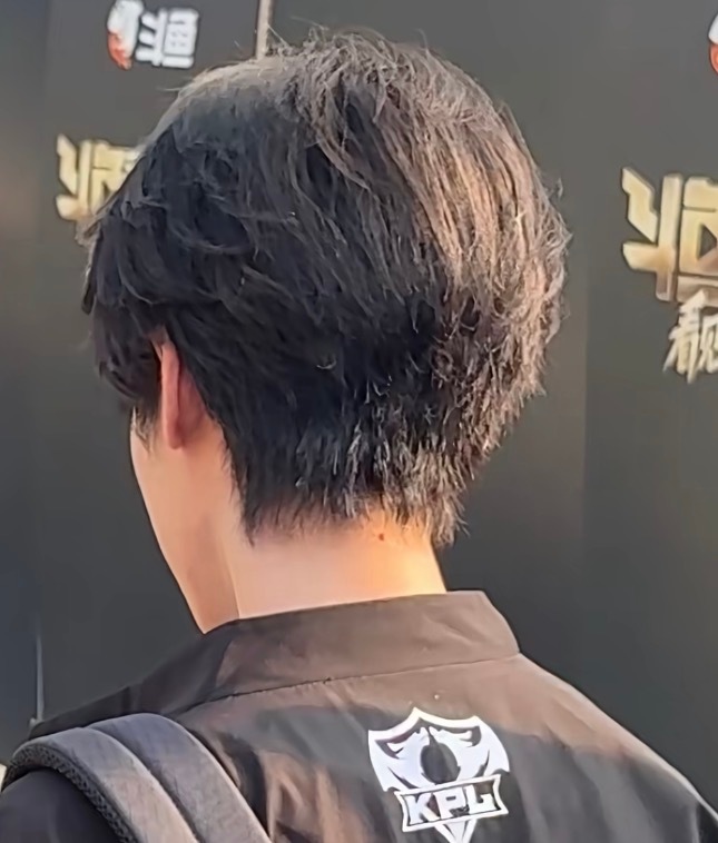 才发现他脖子上是有颗痣吗 