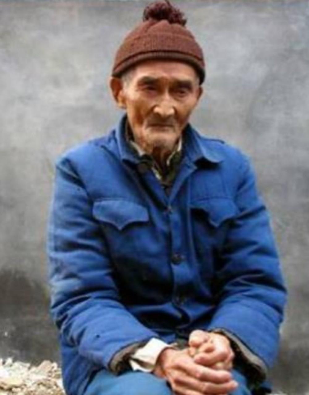 [太阳]1937年，机枪手卿伯金正在放哨，稻田中突然传来了奇怪的水声，他摸过去一