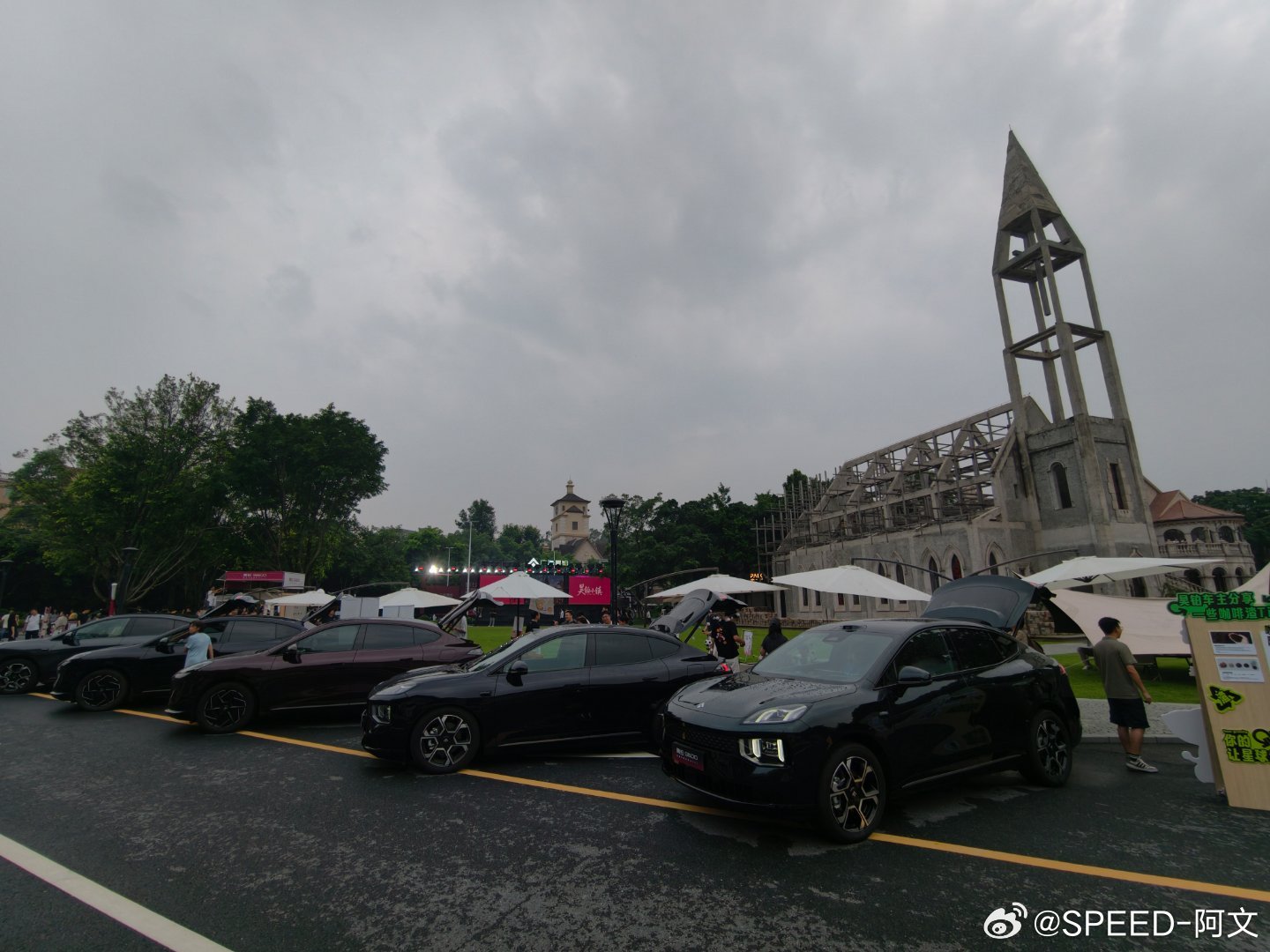 来到昊铂S600发布会现场，先干饭再说整个小镇都是世界杯看球的氛围了但是今晚感觉