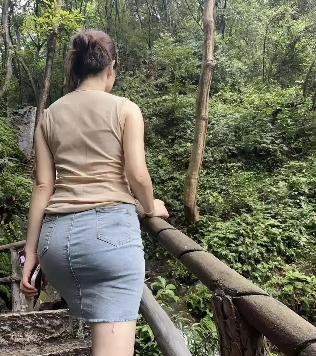 昨晚听到一件事——一个我认识的体制内男人，五十一岁，离婚后闪婚了个三十多岁的中学