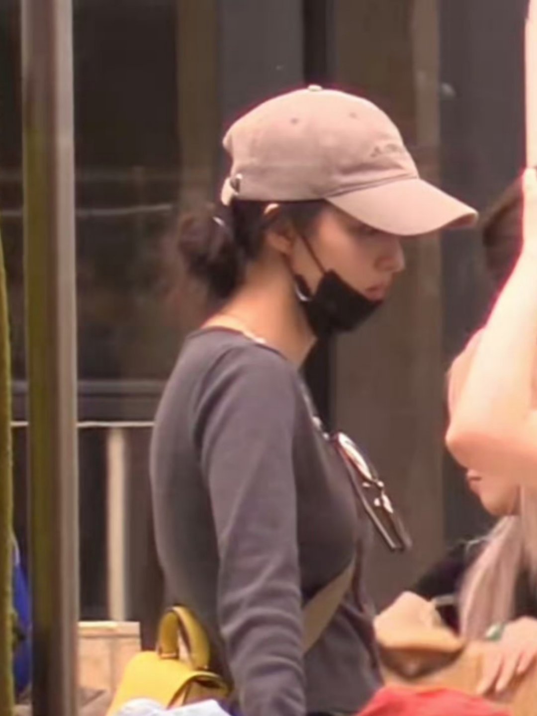 王楚然素颜与好友逛街 网友拍到白眼女神王楚然素颜和朋友在北京逛街，没有化妆的姐姐