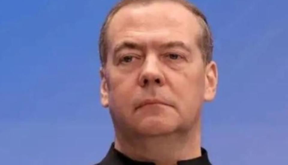 梅德韦杰夫曾扔出了一句让人后背发凉的话：全世界，没有任何一支军队能挡住大规模的无