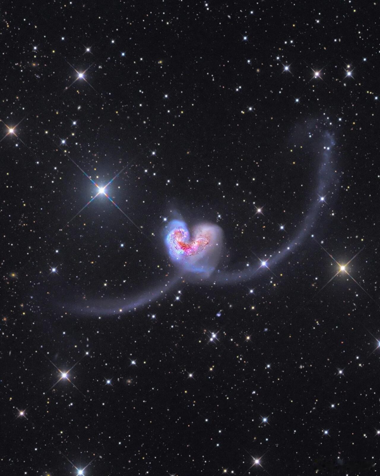 天文探索计划 距离地球大约6000万光年的地方，有两个星系NGC 4038和NG