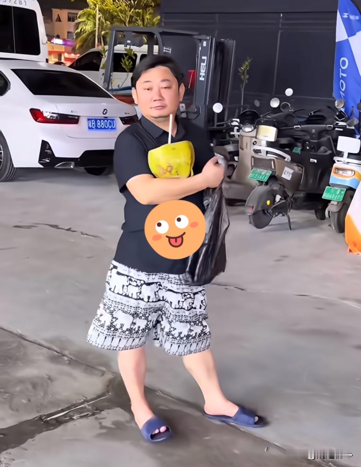 网友：哎哟你还喝上了啊！
张雪：不喝当个球耍咩！
网友：你这个哪来的？
张雪：我