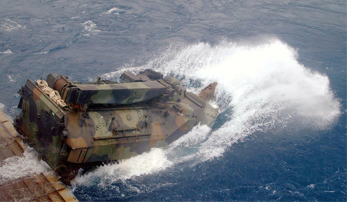 美国AAV-7A1两栖装甲车AAV-7A1是美军现役的一款两栖装甲车，AAV意为