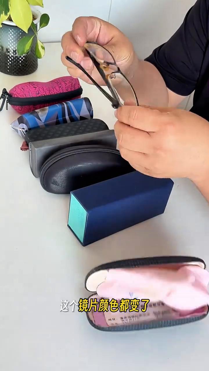 快看看你家里有多少近视眼镜。
这个是我在五一期间在家里找出来的近视眼镜，有这么多