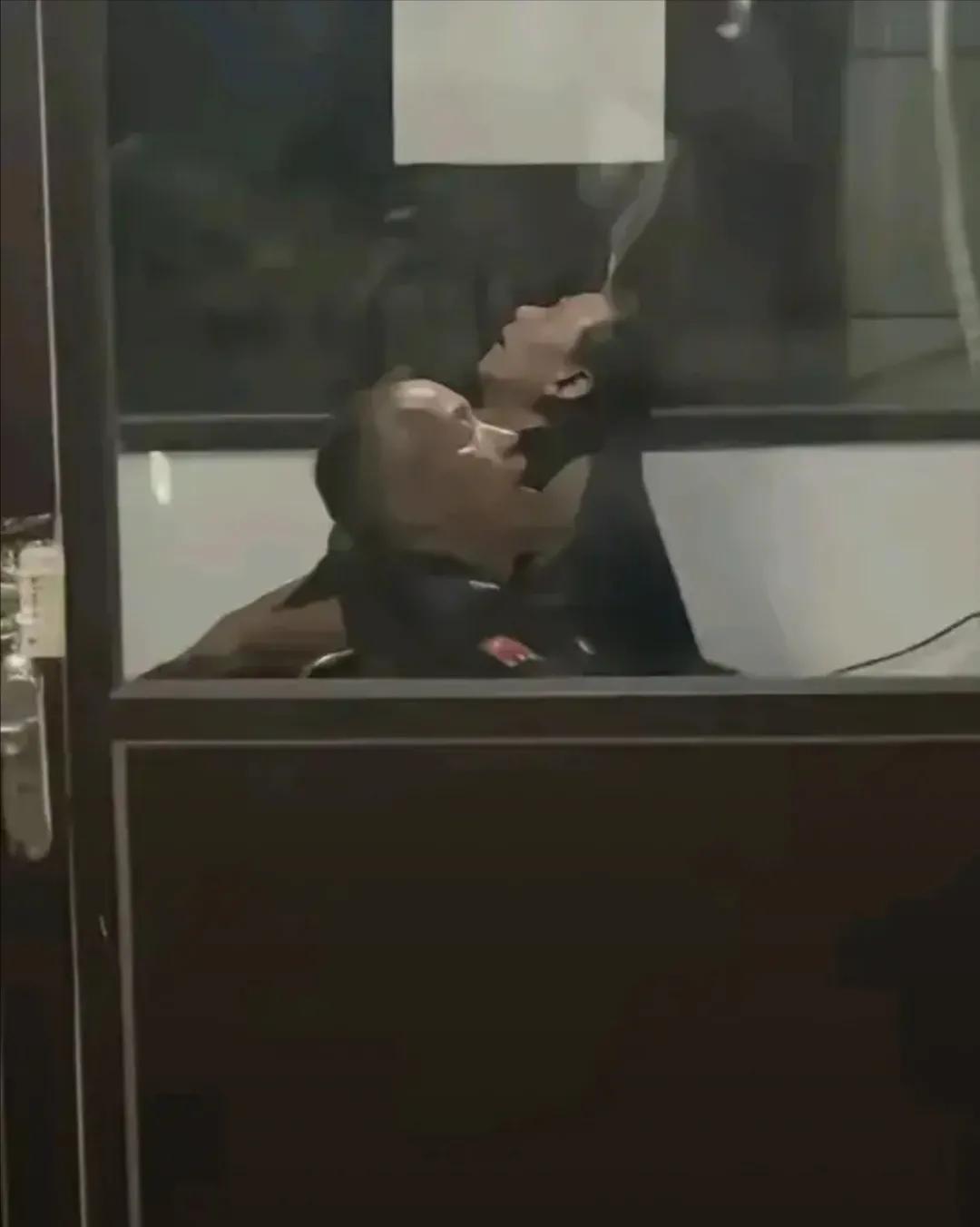 嘿，您瞧瞧这事儿！有个网友呀，可真是够逗的，居然把自家小区保安亭里那两位大爷给拍