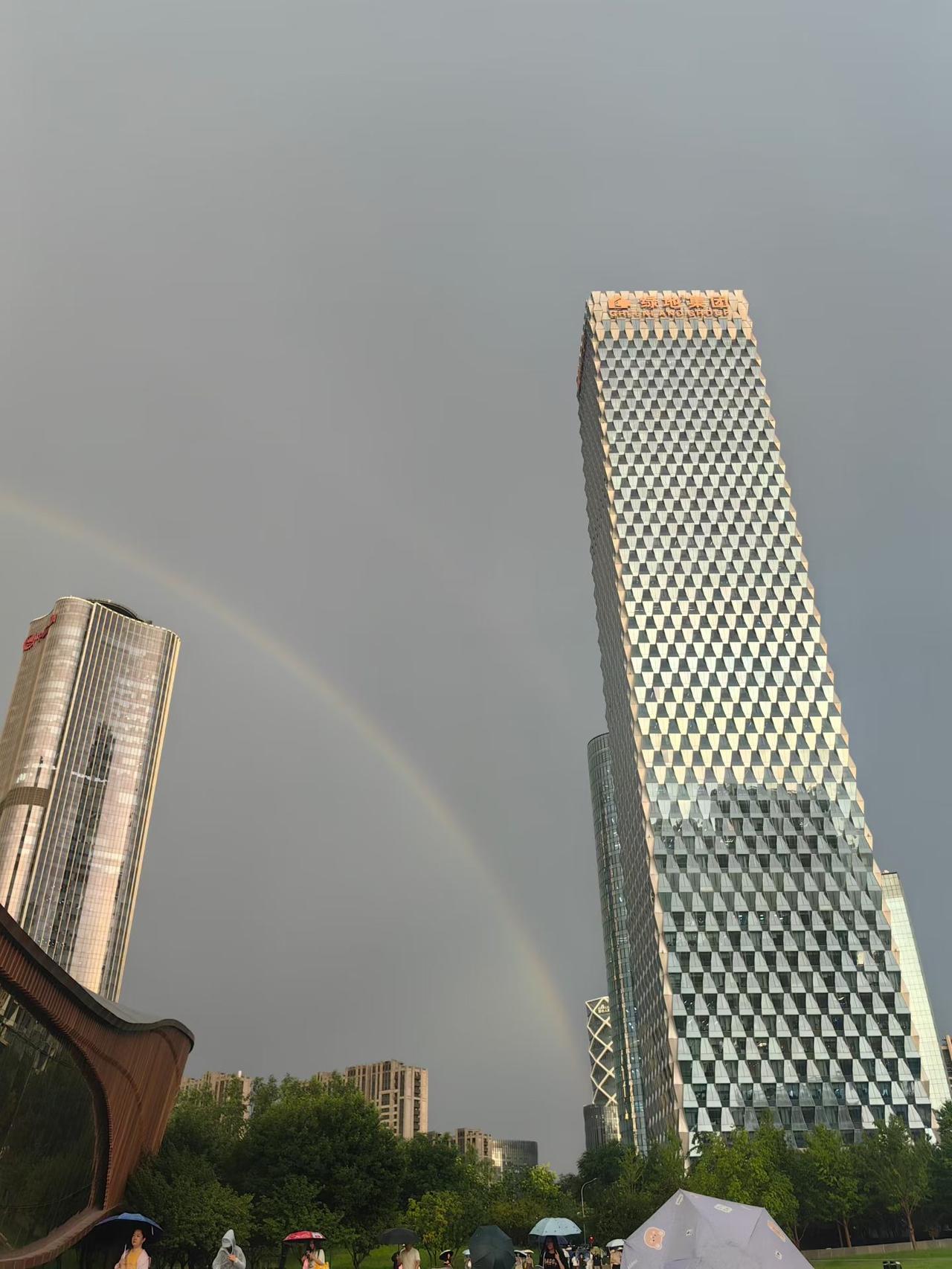 北京雨后彩虹，城市里的美景。城市雨后彩虹 北京傍晚大雨 北京傍晚天空 户外雨后彩