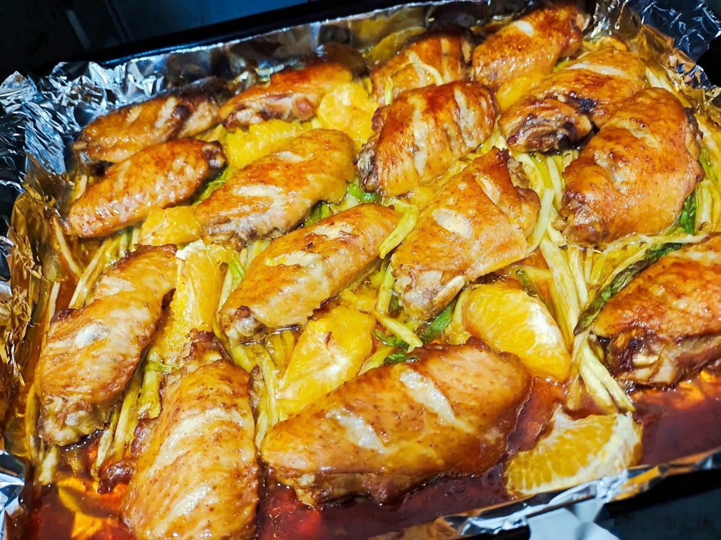 #吃一次就会爱上的柠檬鸡翅##健康食验计划# 蒜苗烤鸡翅，真的超级好吃！ 鸡翅之