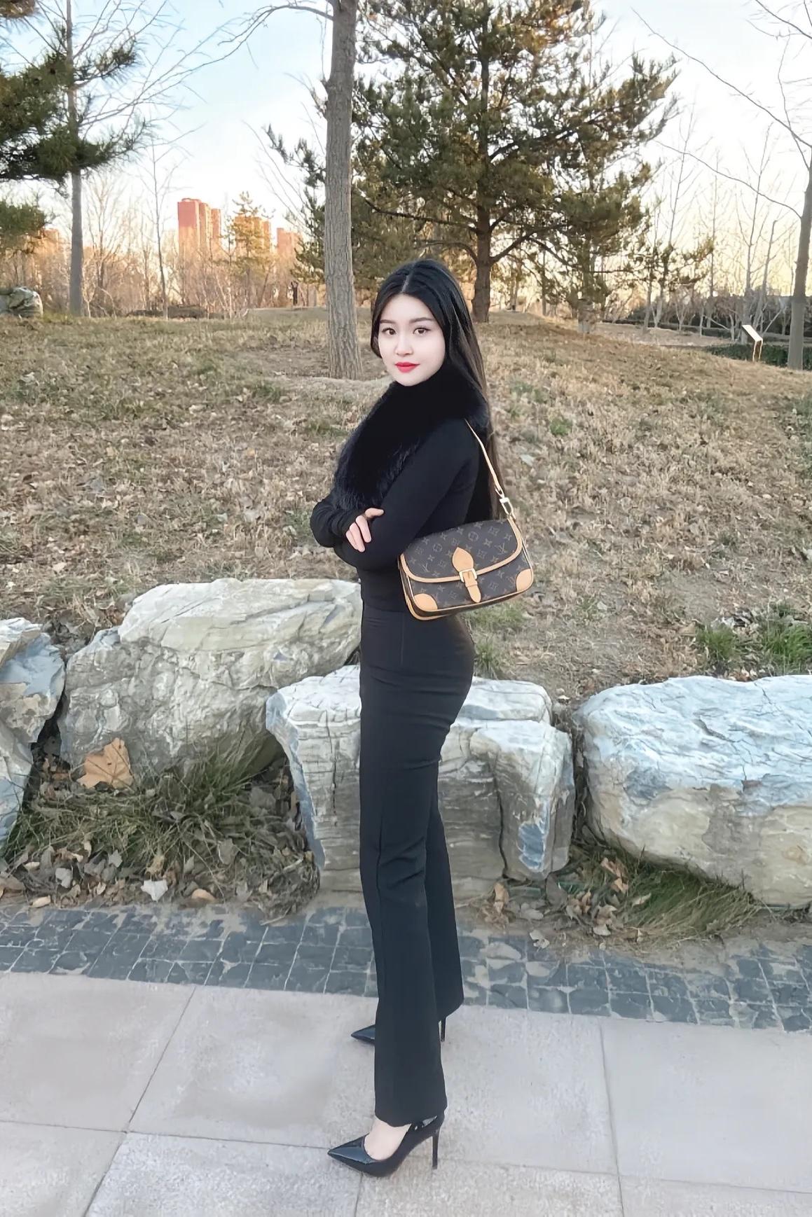 “能自己扛，就别声张，做个勇敢的女人，去承受命运给你安排的一切.”