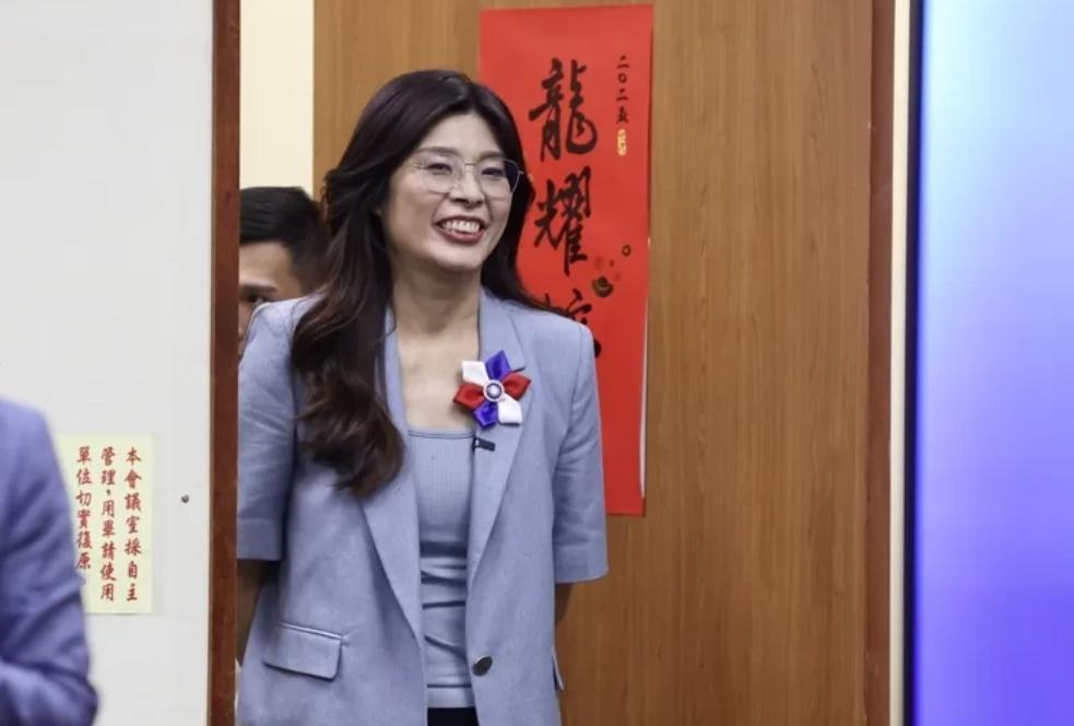 [微风]“2028年，大陆必定出手！”国民党新主席郑丽文刚上台，就对赖清德当局下