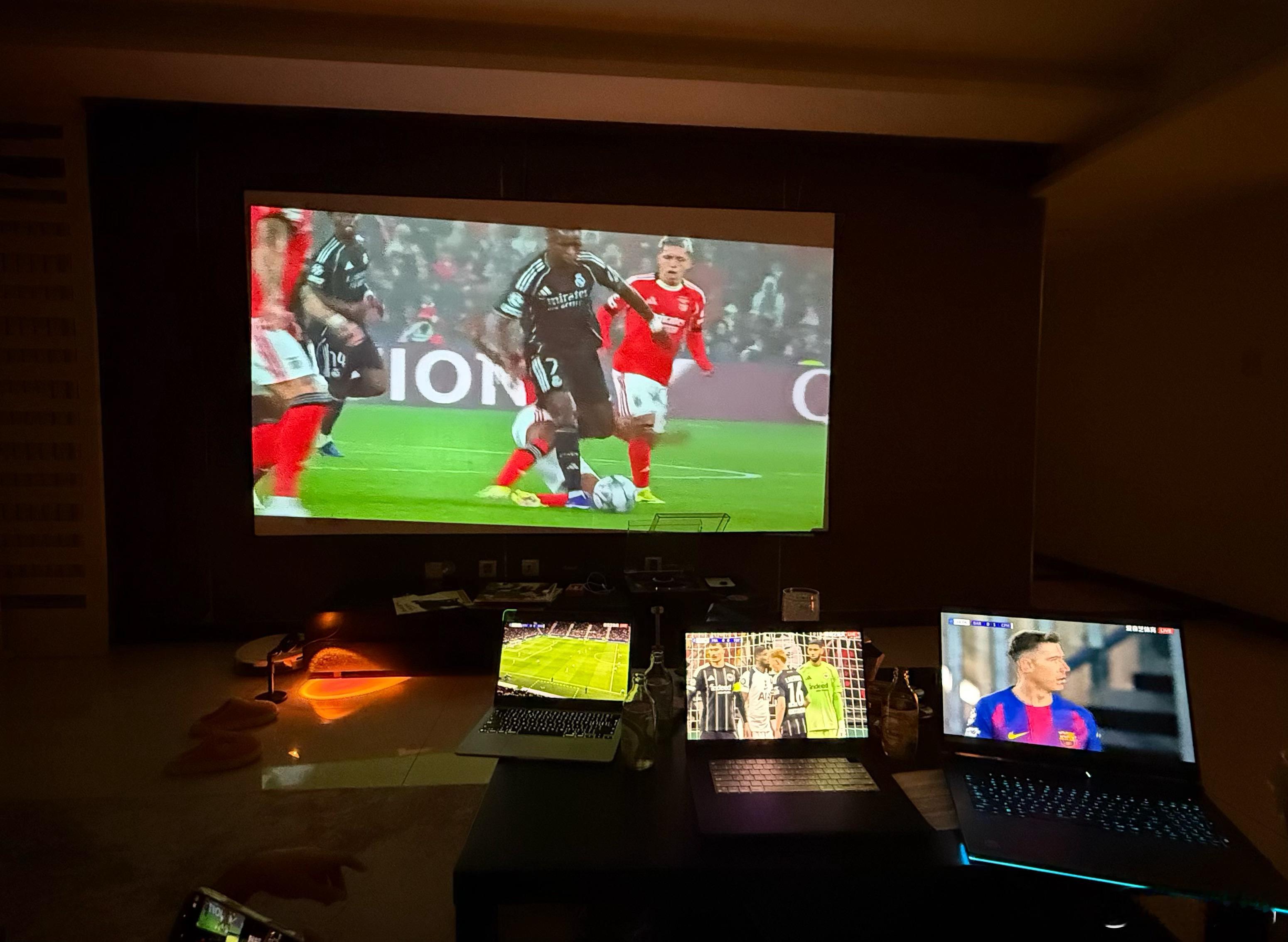 18场欧冠同开，球搭一起看球，各看各的欧冠