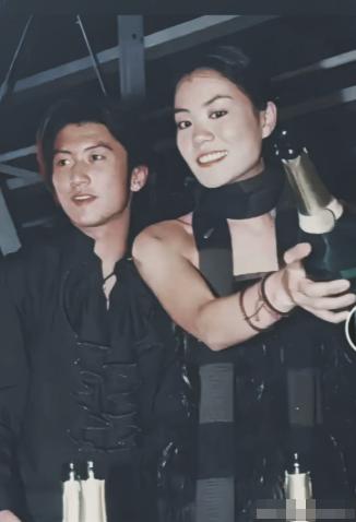 王菲谢霆锋复合9年，没领证没生娃，外界说是“神仙爱情”。可我婆婆瞟了一眼电视，冷