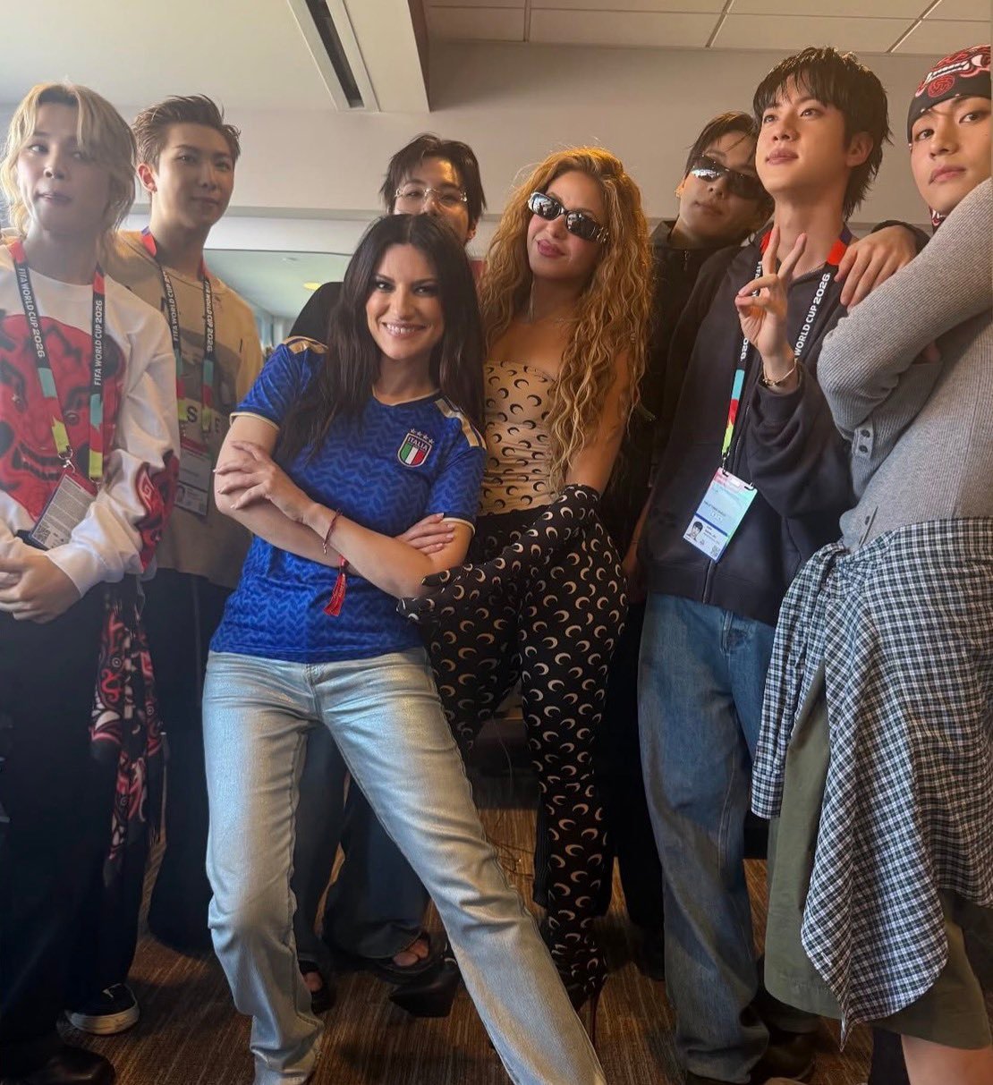 Shakira在后台与BTS、Laura Pausini合影夏奇拉好美shaki