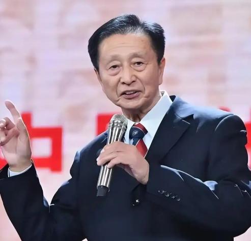87岁的体坛名嘴宋世雄，眼下孤身住进了北京工体旁的一处养老院。子女全在海外定居，