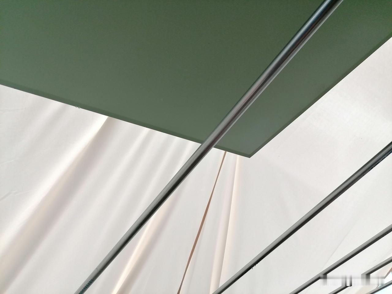 刚才深圳我这里又下了很大的一阵雨，我已经能确定遮阳棚不再兜雨水了，这个问题已解决