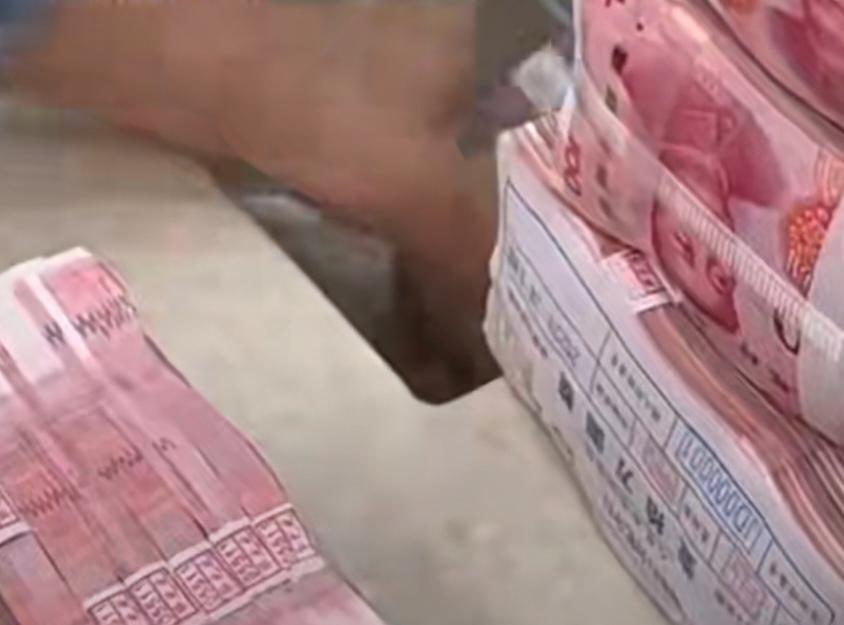 河南商丘银行女经理王某姗6年挪用储户资金超3000万元，部分用于奢侈消费，其夫买