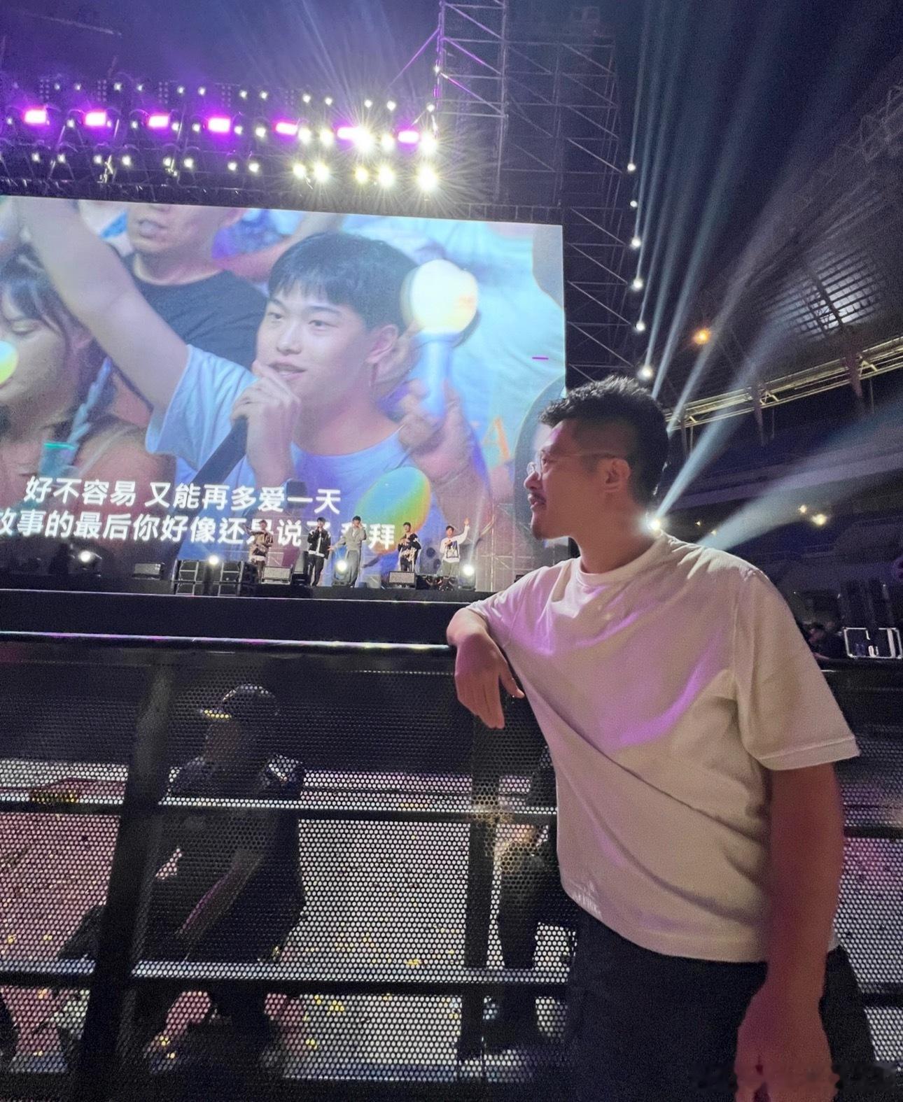 周杰伦演唱会劝退无票歌迷看过了，花了几个W，第一排VIP，别的都挺好，就是周董状