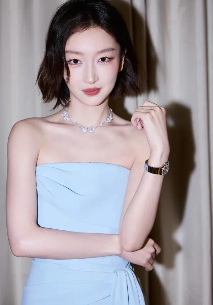 蓝色抹胸连体裤太绝了！💙
新剪的短发配上这身冰蓝穿搭，气质瞬间清冷又高级。
抹