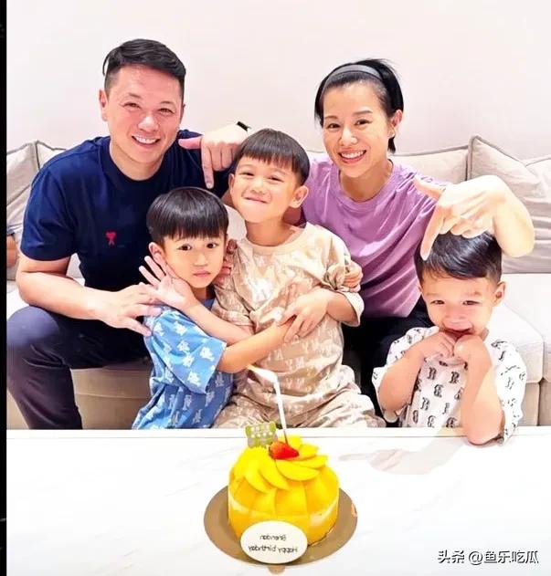 胡杏儿和老公李承德一家五口，幸福一家人。家庭生活温馨而浪漫。三个儿子灵动，活泼可