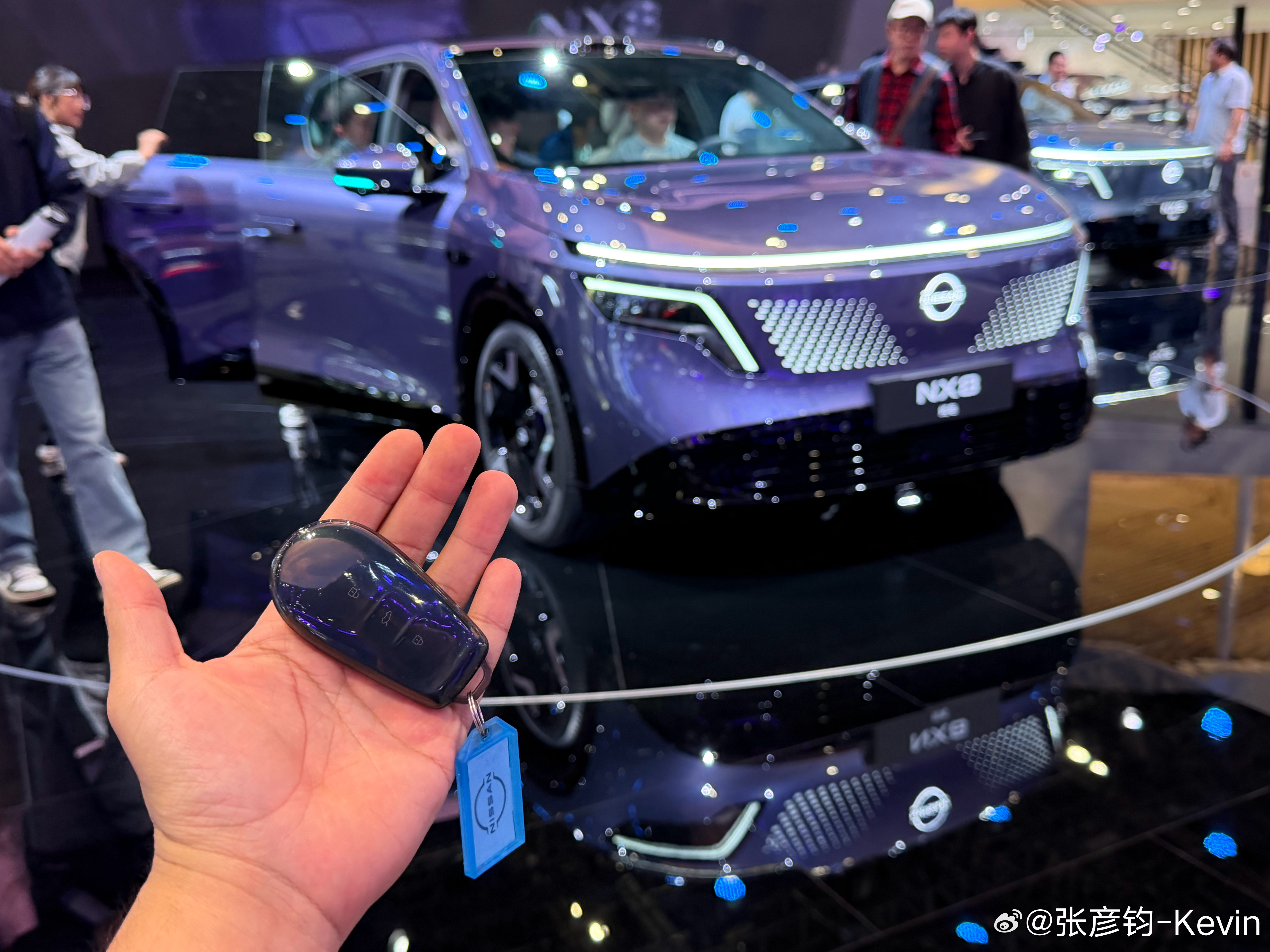 2026北京车展 台上是被围观的展车，我站边上掏出了NX8的钥匙，两边大哥都看傻